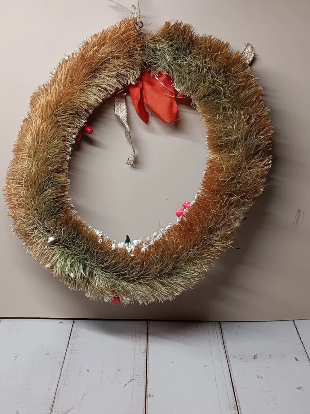 VTG Bottlebrush Flocked Wreath Old Sun Bleached with Fussy Bear Pinecones 7.5
